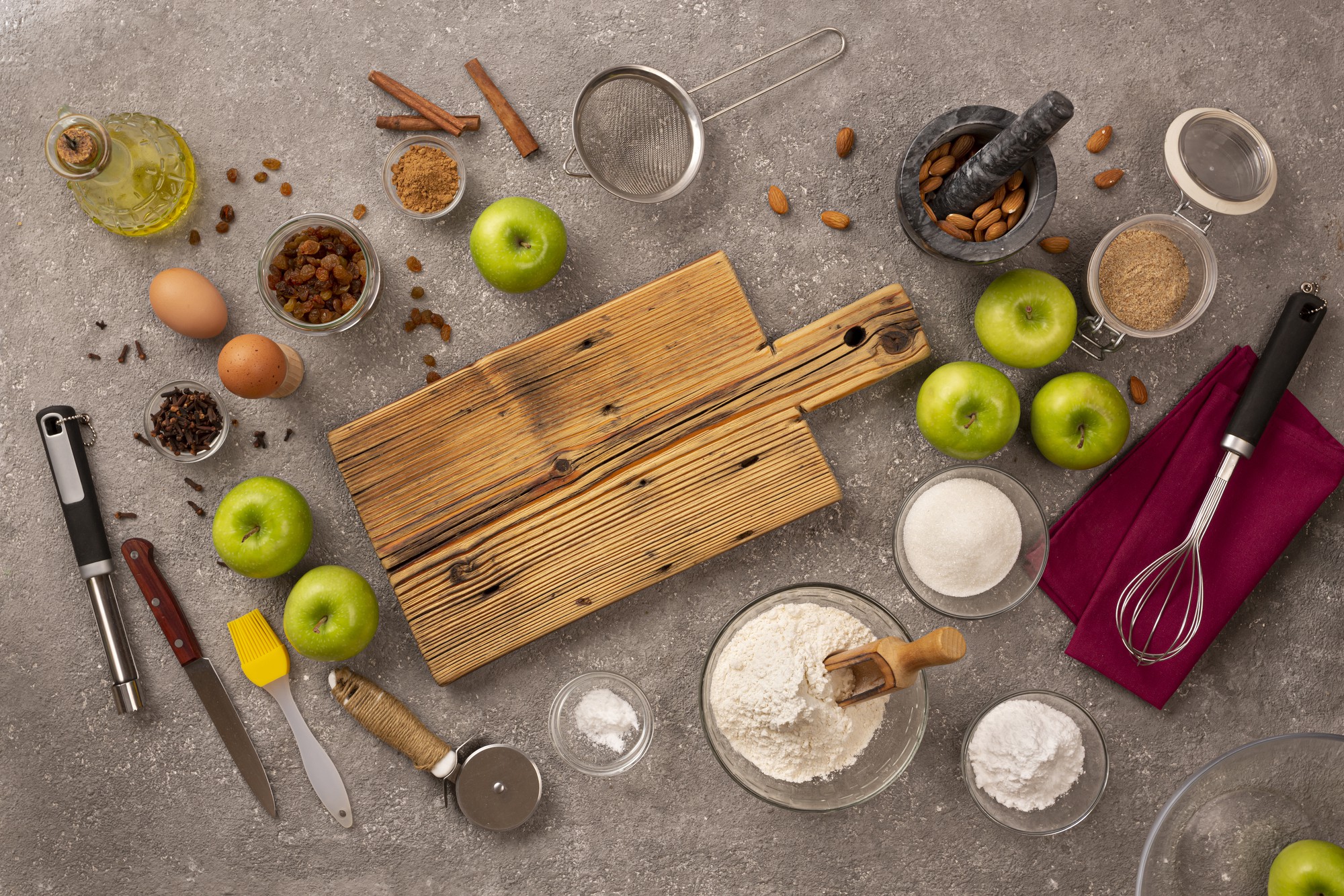 Dettaglio utensili e ingredienti sul tavolo