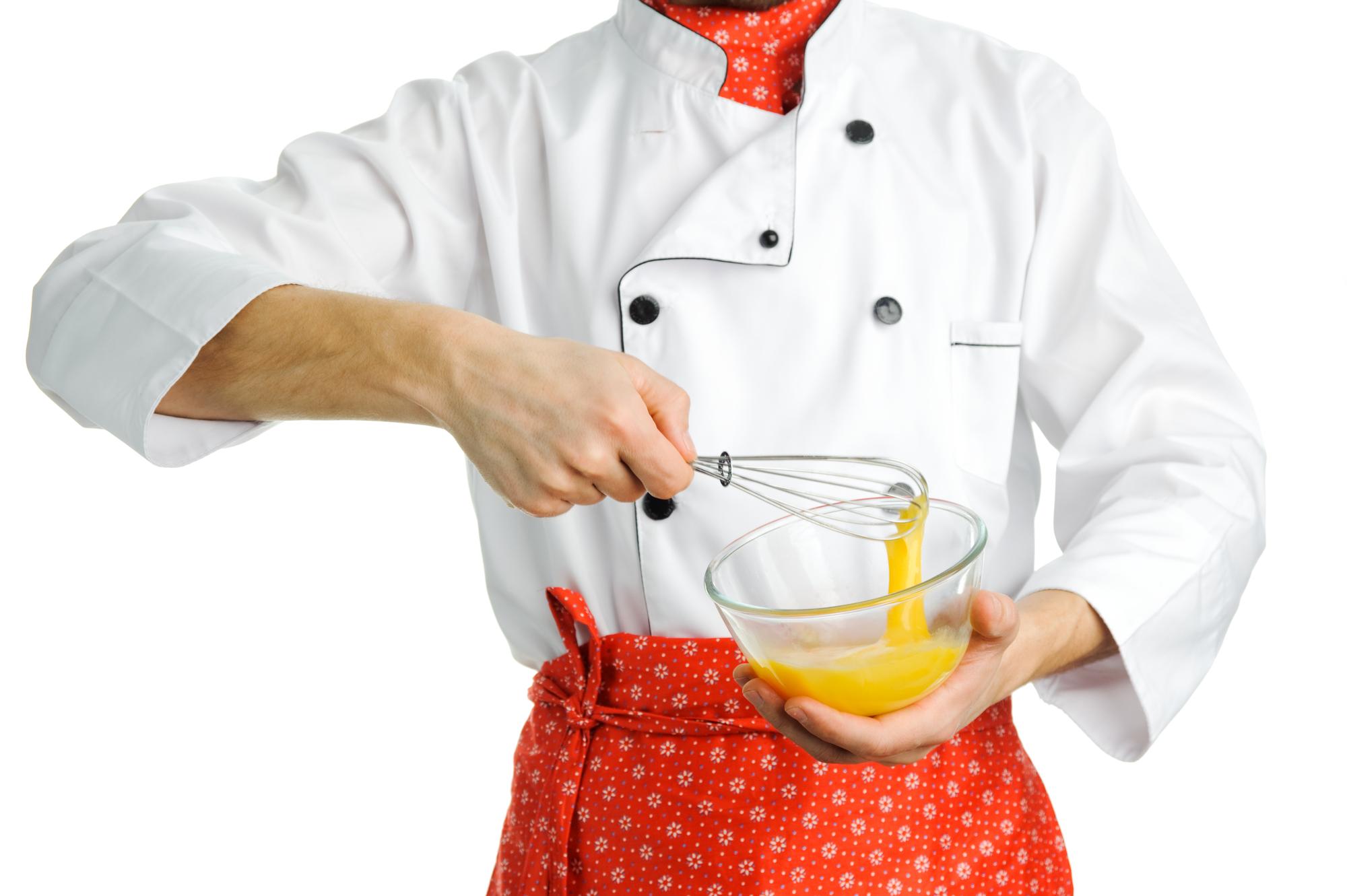 Chef che mescola una salsa in cucina professionale